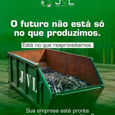 Publicação da JVL: “O futuro não está só no que produzimos. Está no que reaproveitamos.”, com uma caçamba da JVL cheia de vidro